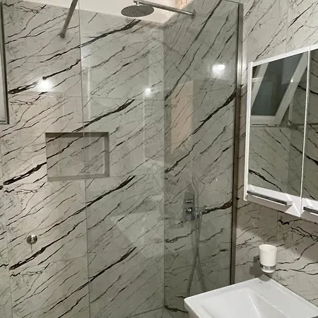 Jonildo's * Golem (Tirana)